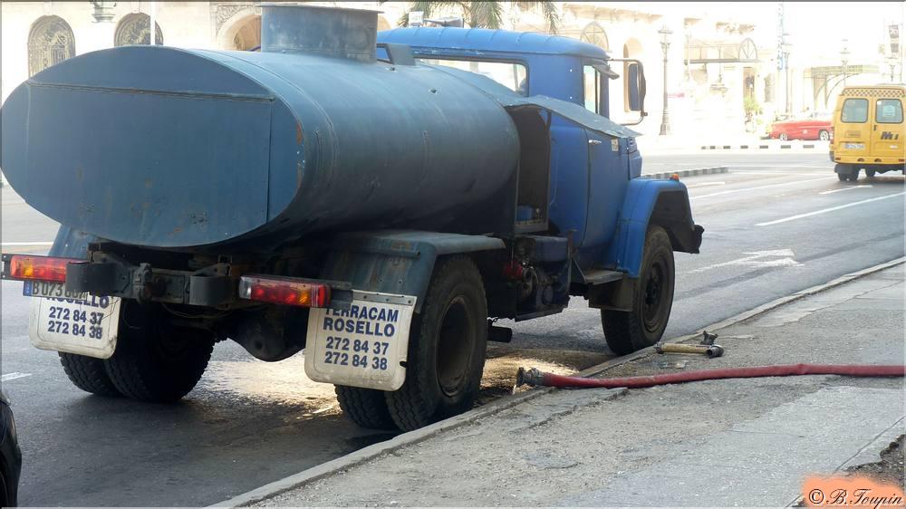 Scne de rue. Distribution de l'eau potable.